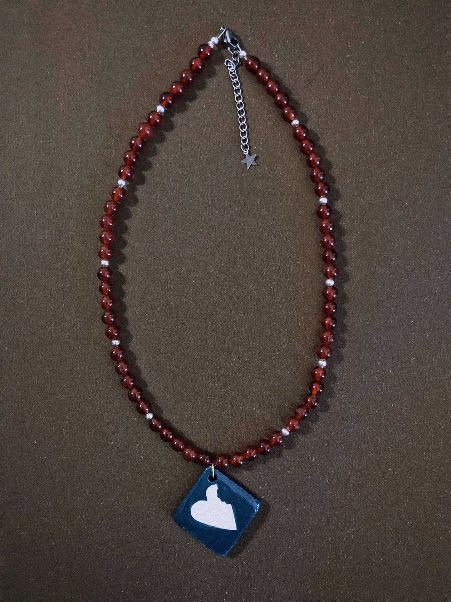 Corazón mordido collar