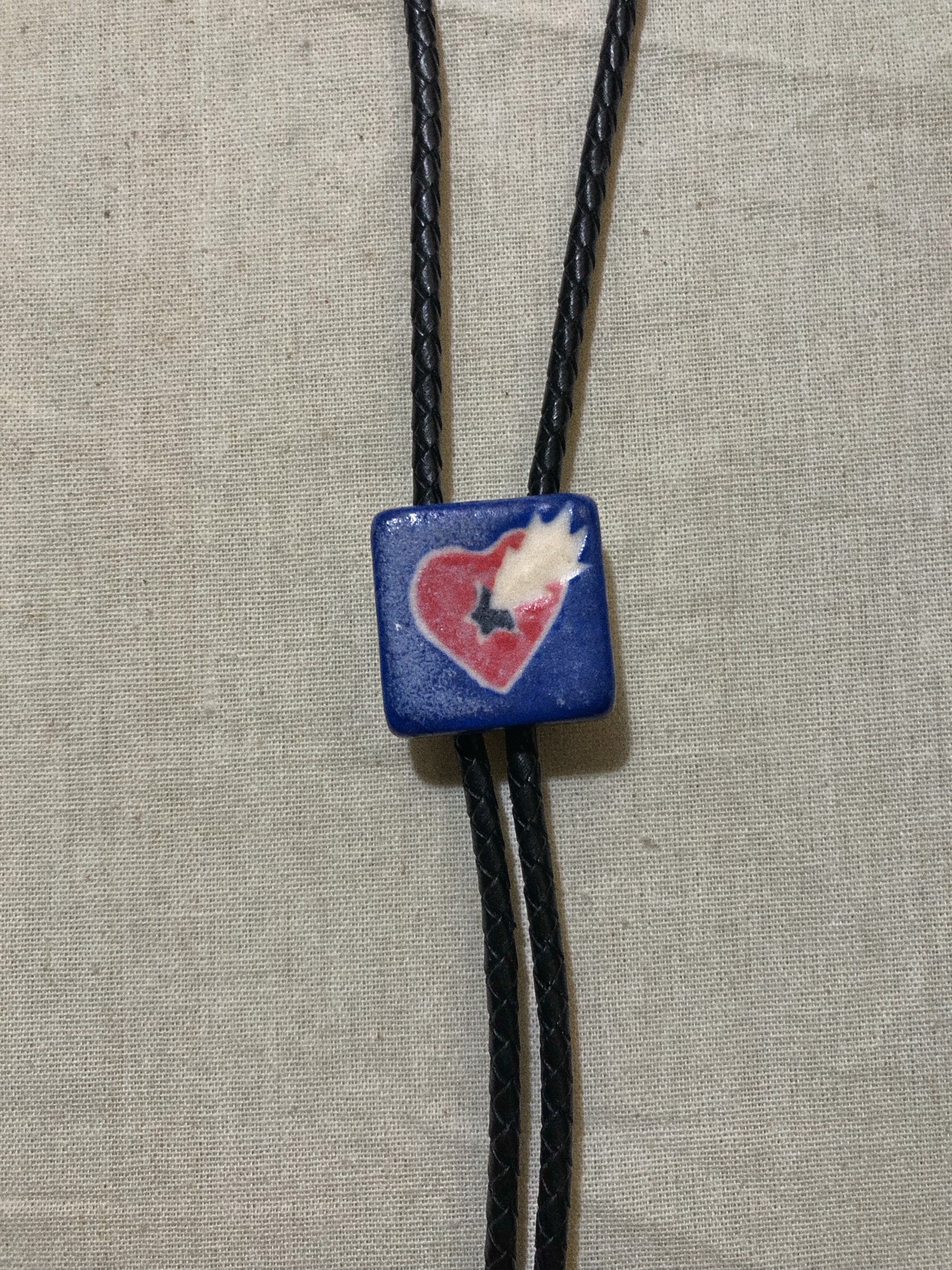 Explosión bolo tie