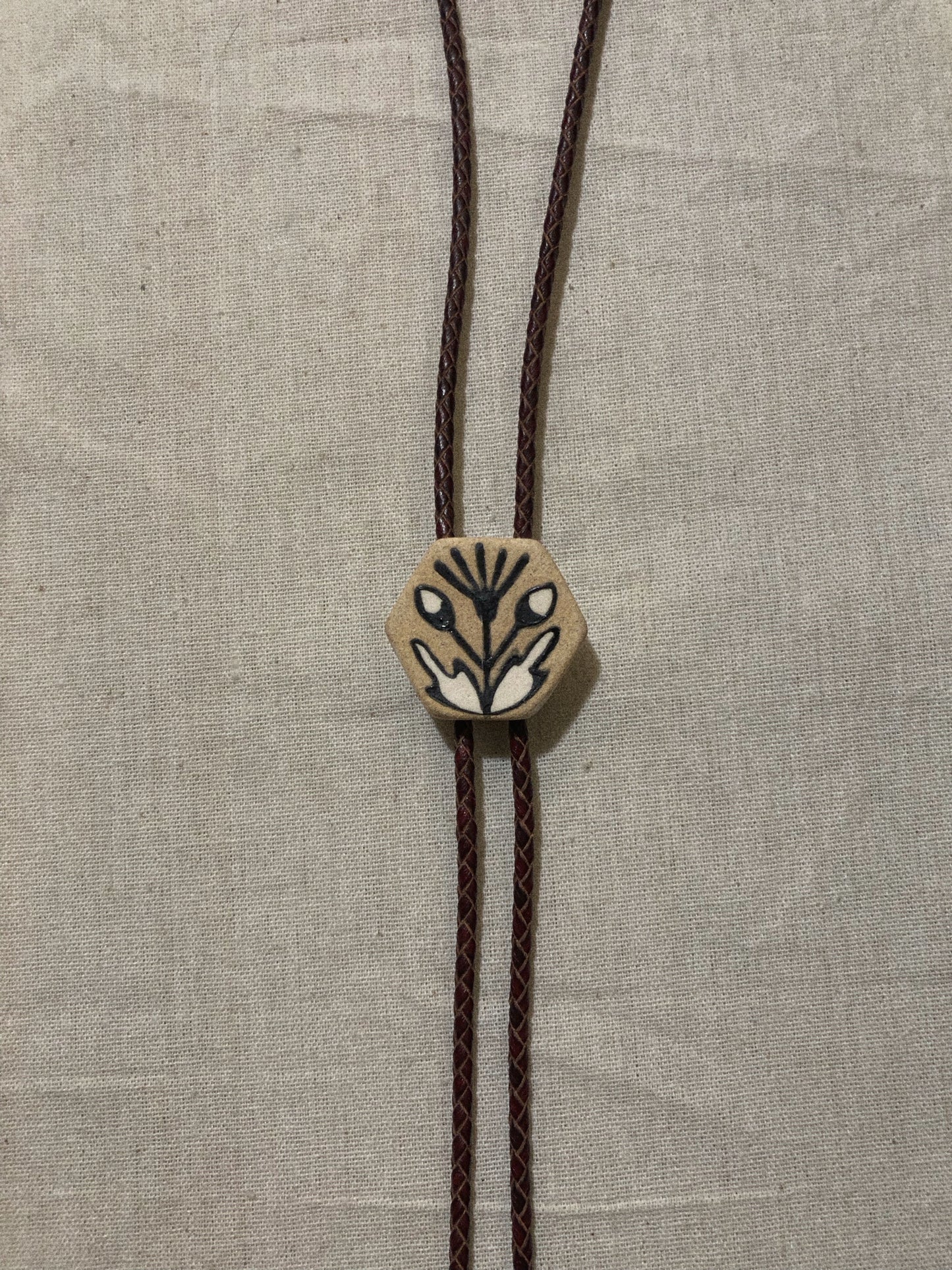 Diente de león bolo tie