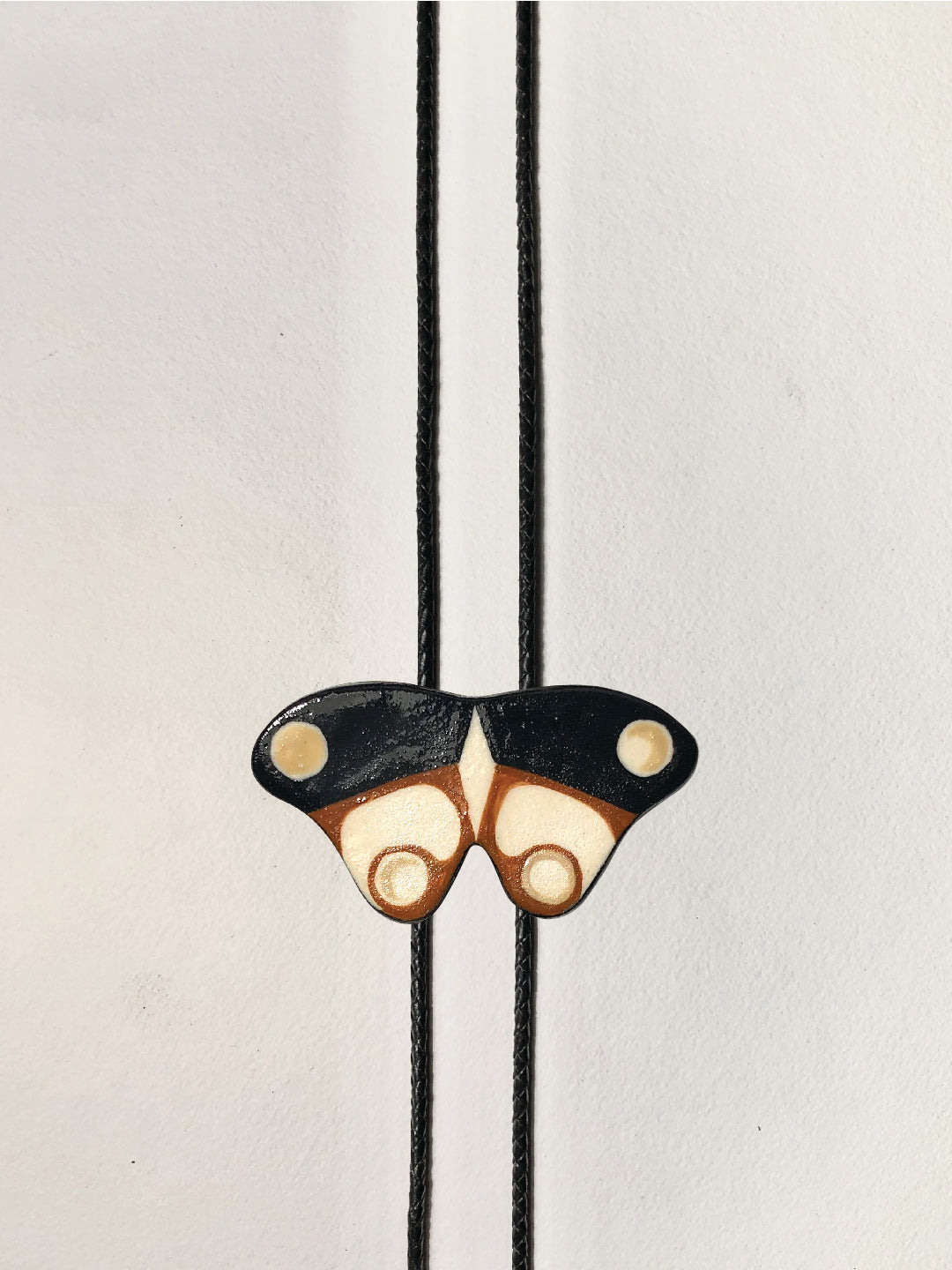 Polilla bolo tie