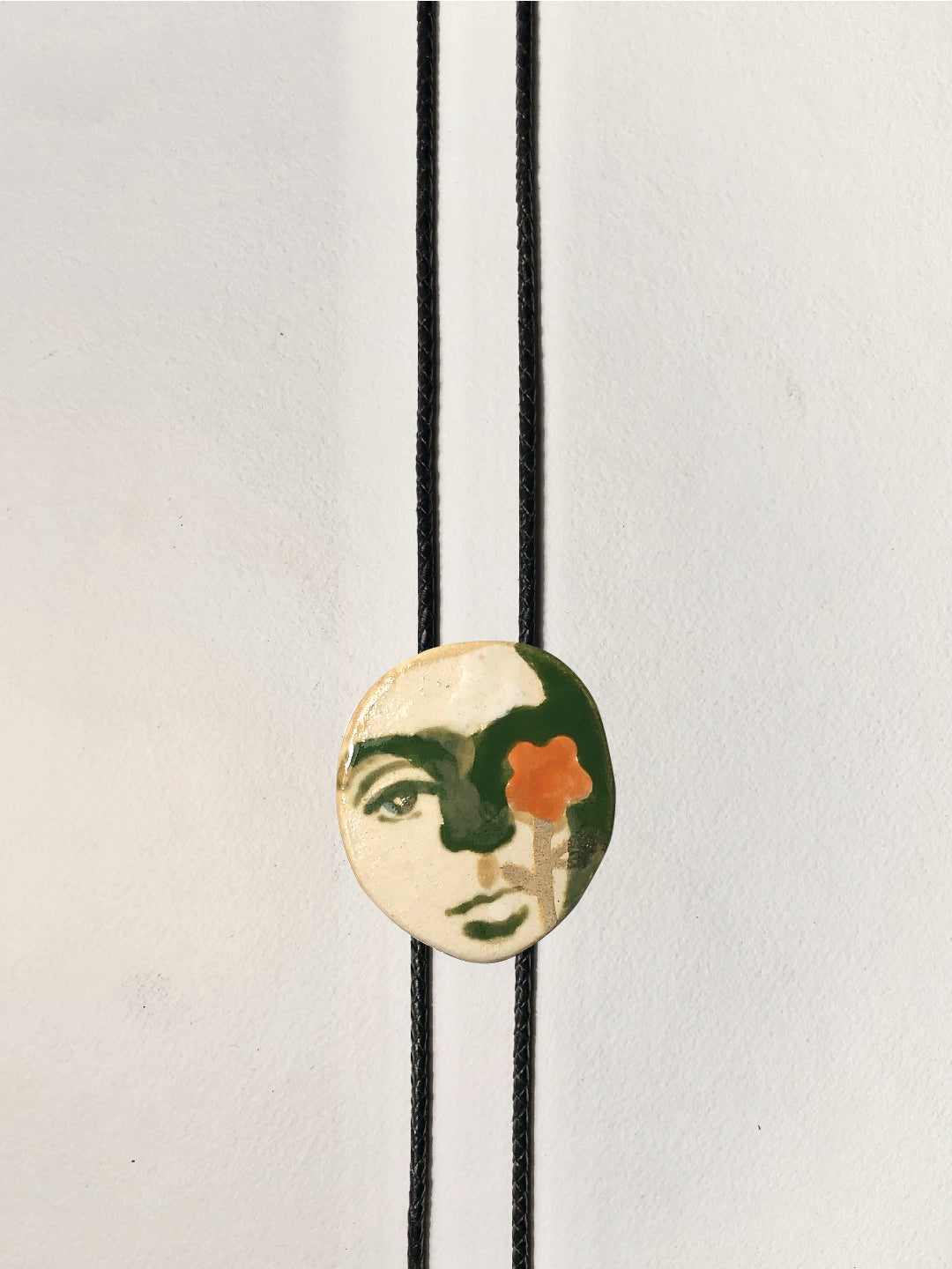 En la montaña bolo tie