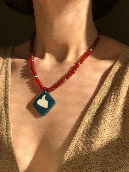 Corazón mordido collar