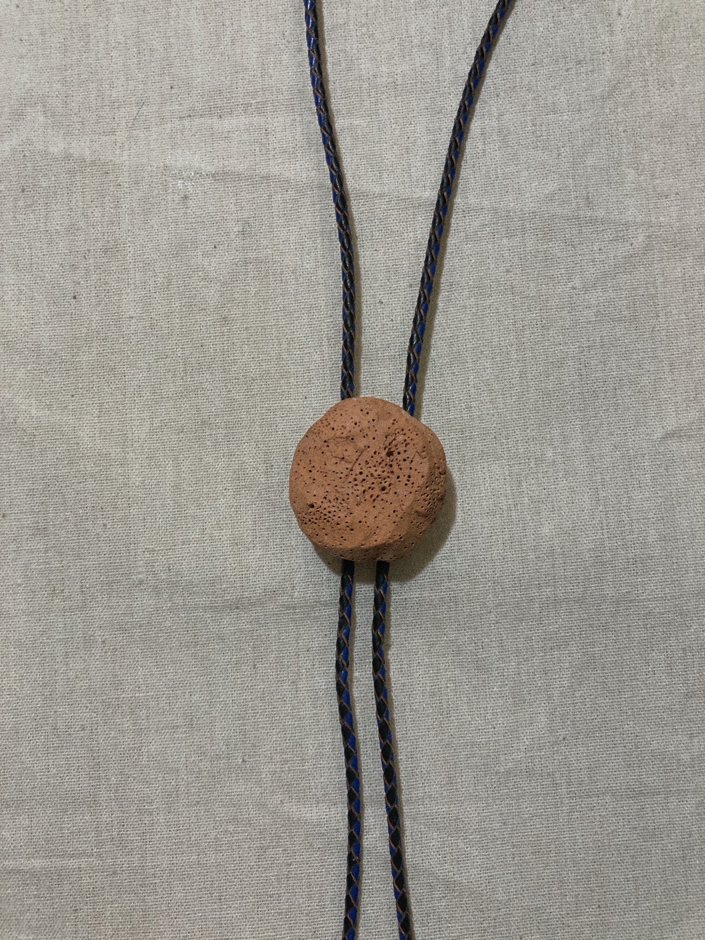 Piedra volcánica bolo tie